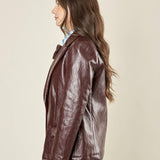 Giacca donna monopetto in ecopelle. Petto a lancia con fiore tono su tono e tasca a pattina. GI003613 BORDEAUX ARTIGLI 