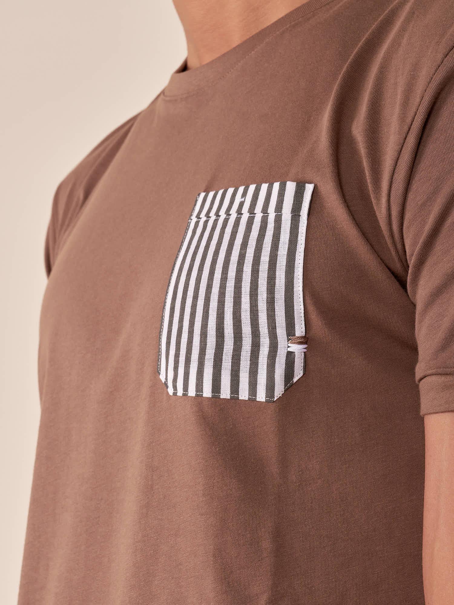 T-Shirt Uomo Manica Corta in 100% Cotone con Taschino Rigato  Comfort e Stile Casual BAM5463 TORTORA BACI & ABBRACCI 