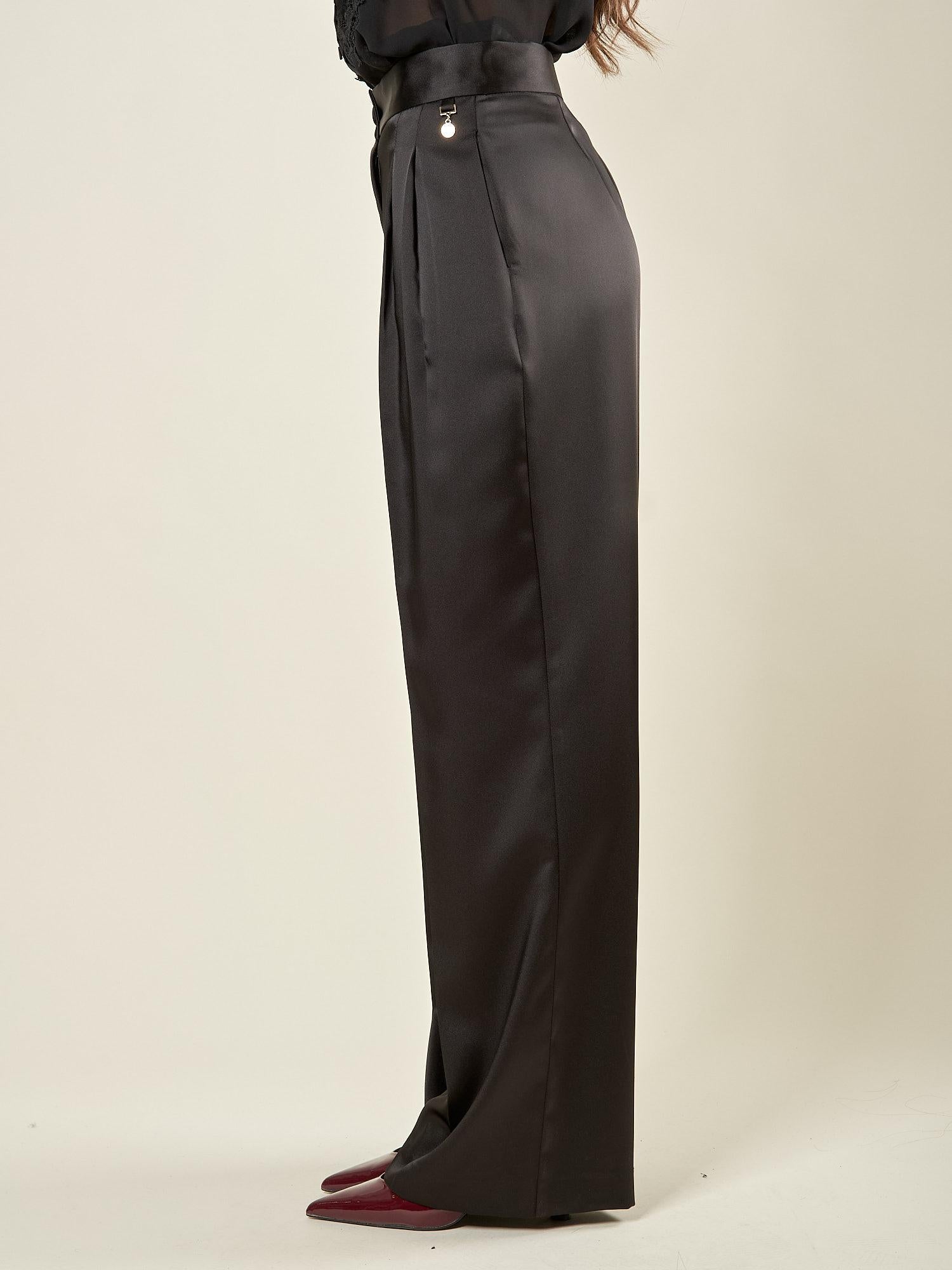 Pantalone palazzo donna in raso con doppia pence. Eleganza fluida e taglio sartoriale. PA003005 NERO ARTIGLI 