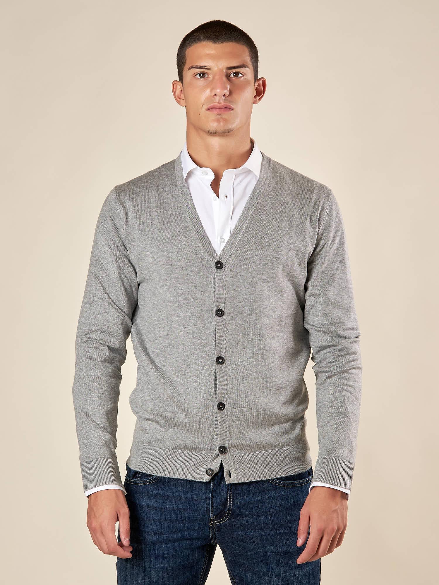 Cardigan Uomo manica lunga in misto viscosa. Eleganza rilassata e comfort naturale. CON/3005900 PERLA CONSENSO 