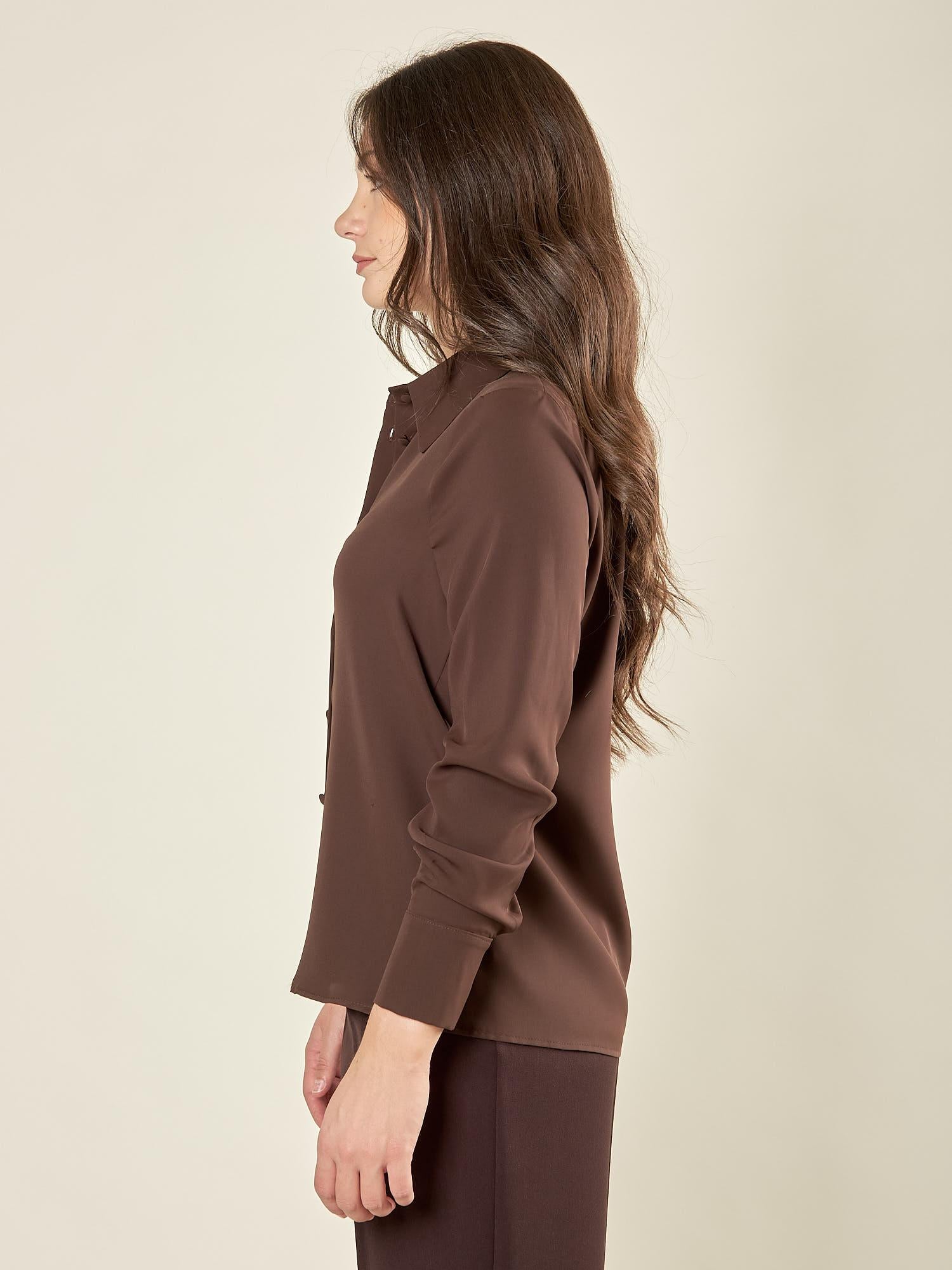 Camicia donna manica lunga. Eleganza morbida e dettagli raffinati. CA003230 CACAO ARTIGLI 