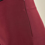Pantalone donna in tessuto tecnico. Lunghezza alla caviglia con spacchetto laterale e zip invisibile. PA003491 BORDEAUX ARTIGLI 