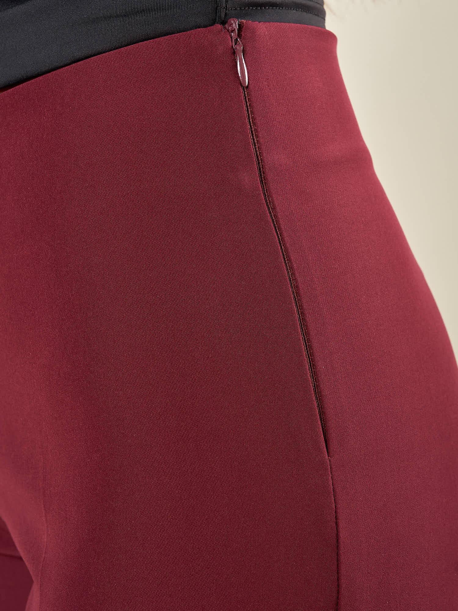 Pantalone donna in tessuto tecnico. Lunghezza alla caviglia con spacchetto laterale e zip invisibile. PA003491 BORDEAUX ARTIGLI 