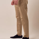 Pantalone modello chino tessuto raso satin tasca all'americana uomo. CON2517425 SAFARI CONSENSO Uomo 