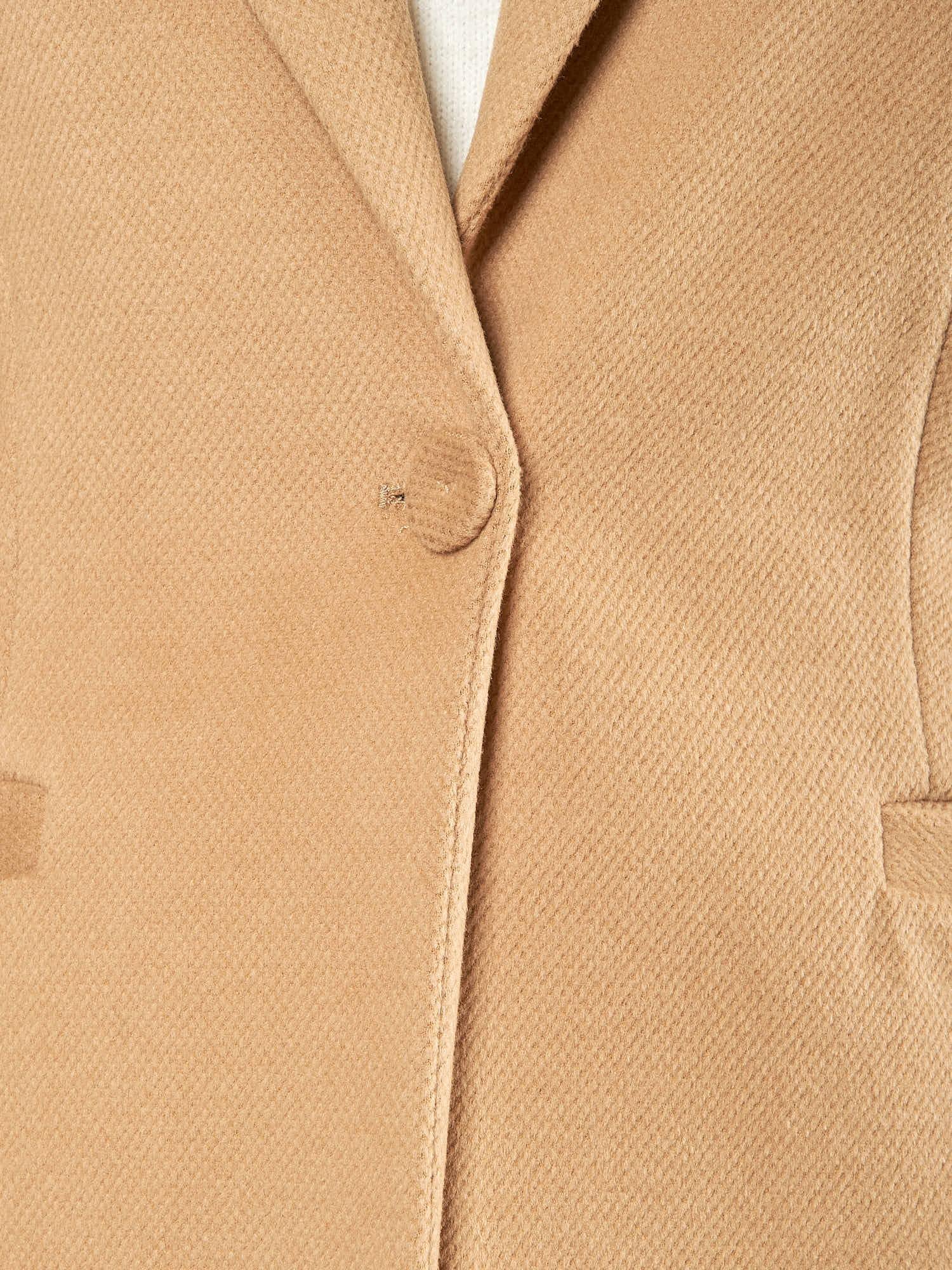 Cappotto donna monopetto ad un bottone. Tasche a filetto, petto a lancia e martingala sul retro. CP003470 CAMMELLO ARTIGLI 