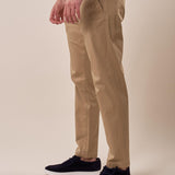 Pantalone modello chino tessuto raso satin tasca all'americana uomo. CON2517425 SAFARI CONSENSO 