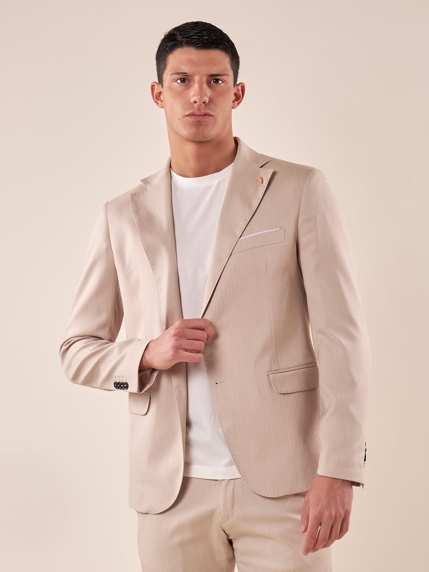 Abito uomo classico giacca due botoni  tasche filetto con pattine due spacchi tessuto spiga di pesce. OC1S2S5A01 BEIGE OVER-D 