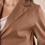 Completo Donna giacca corta e pantalone largo in tessuto misto cotone  eleganza casual e comfort quotidiano. BENJI CAMMELLO METEORE 