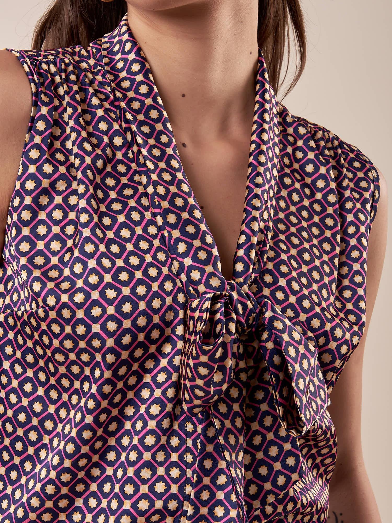 Blusa in fantasia con fiocco donna. BL001762 BLU/ORO ARTIGLI 