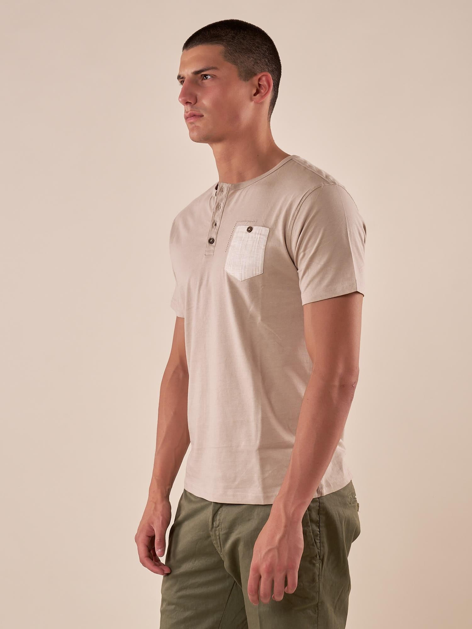 T-shirt Uomo Manica Corta Serafino con Taschino BAM5452 DESERT STONE BACI & ABBRACCI 