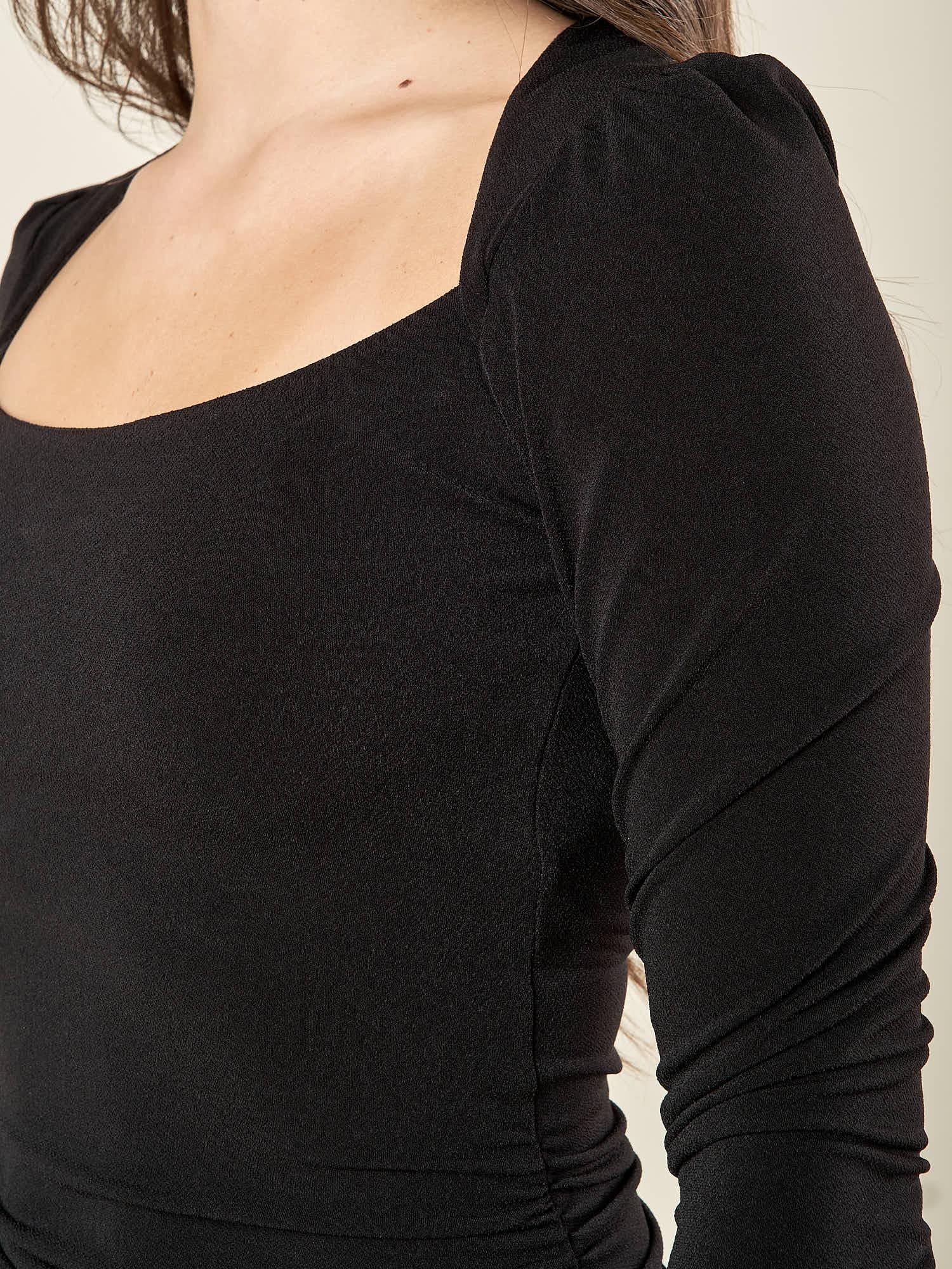 Abito donna corto a maniche lunghe in tessuto elasticizzato. Drappeggio sui lati e scollo quadrato. AB003156 NERO ARTIGLI 