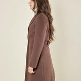 Cappotto donna monopetto ad un bottone. Tasche a filetto, petto a lancia e martingala sul retro. CP003470 CIOCCOLATO ARTIGLI 