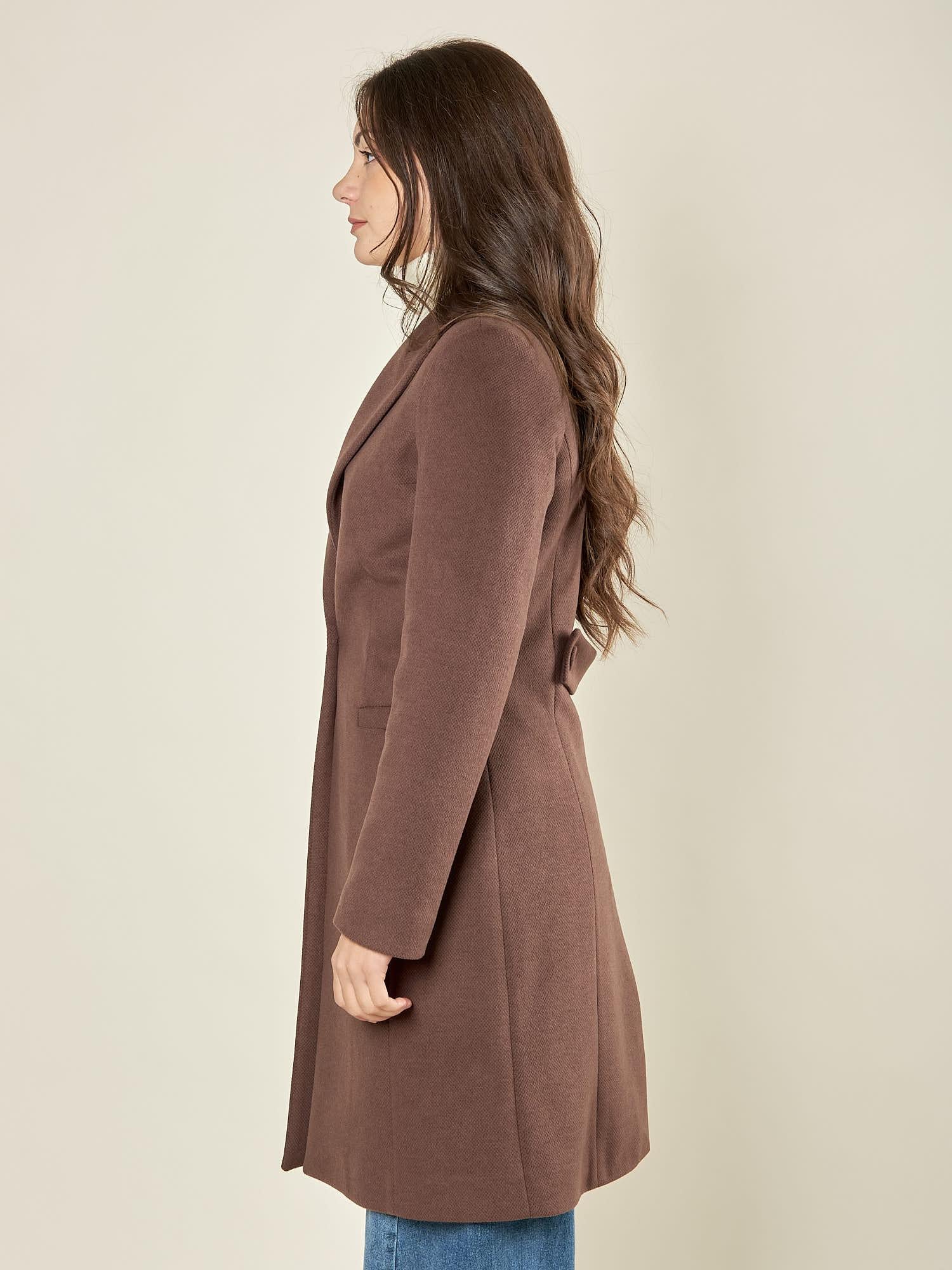 Cappotto donna monopetto ad un bottone. Tasche a filetto, petto a lancia e martingala sul retro. CP003470 CIOCCOLATO ARTIGLI 