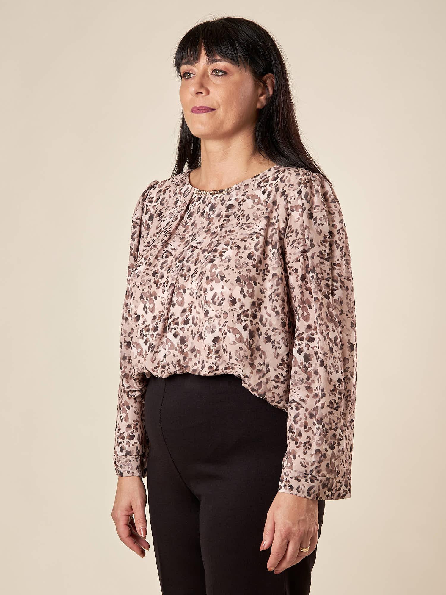 Blusa Donna Curvy Girocollo  Fantasia Animalier con Dettaglio Collana e Pience Comfort. F708YBFSAMU NERO Lizalù 