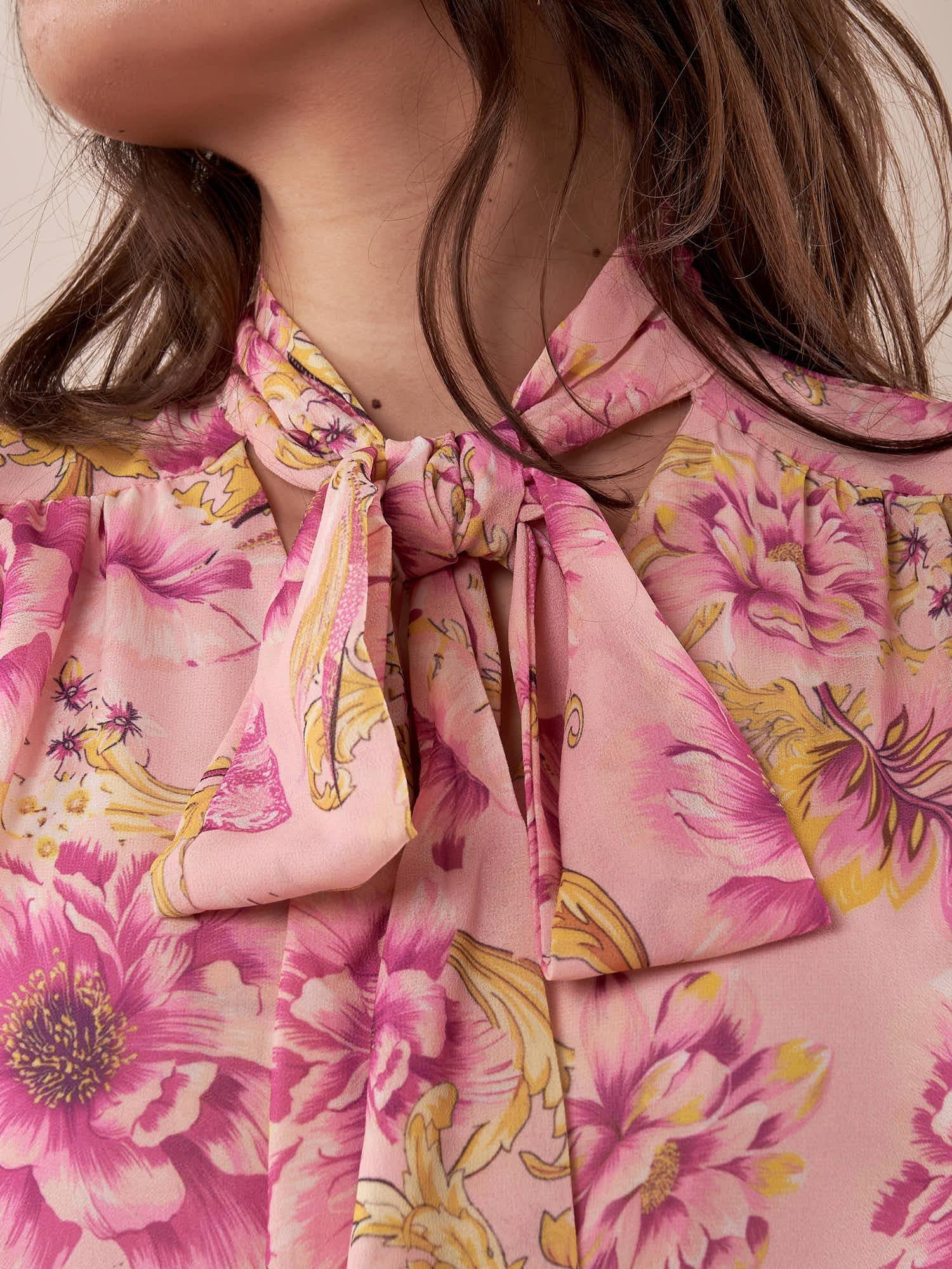 Camicia con fiocco manica corta fantasia floreale donna. CA000941 ROSA/GERAN ARTIGLI 