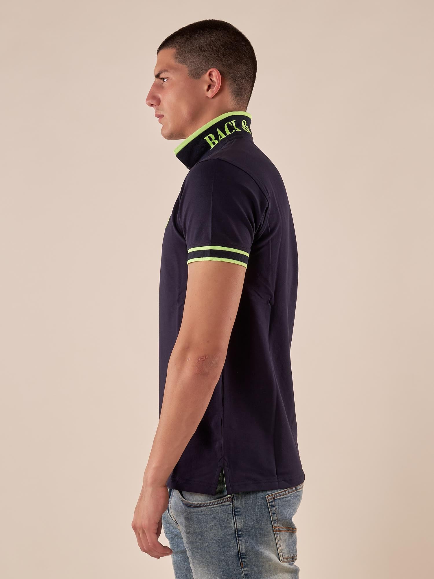 Polo Uomo in Cotone Piquet a Manica Corta con Dettagli Fluo e Logo sul Colletto. BAM1421 BLU BACI & ABBRACCI 