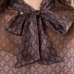 Casacca donna in voile microfantasia con collo a sciarpett. Leggerezza ed eleganza sofisticata. PG158M BORDEAUX EXTASY 