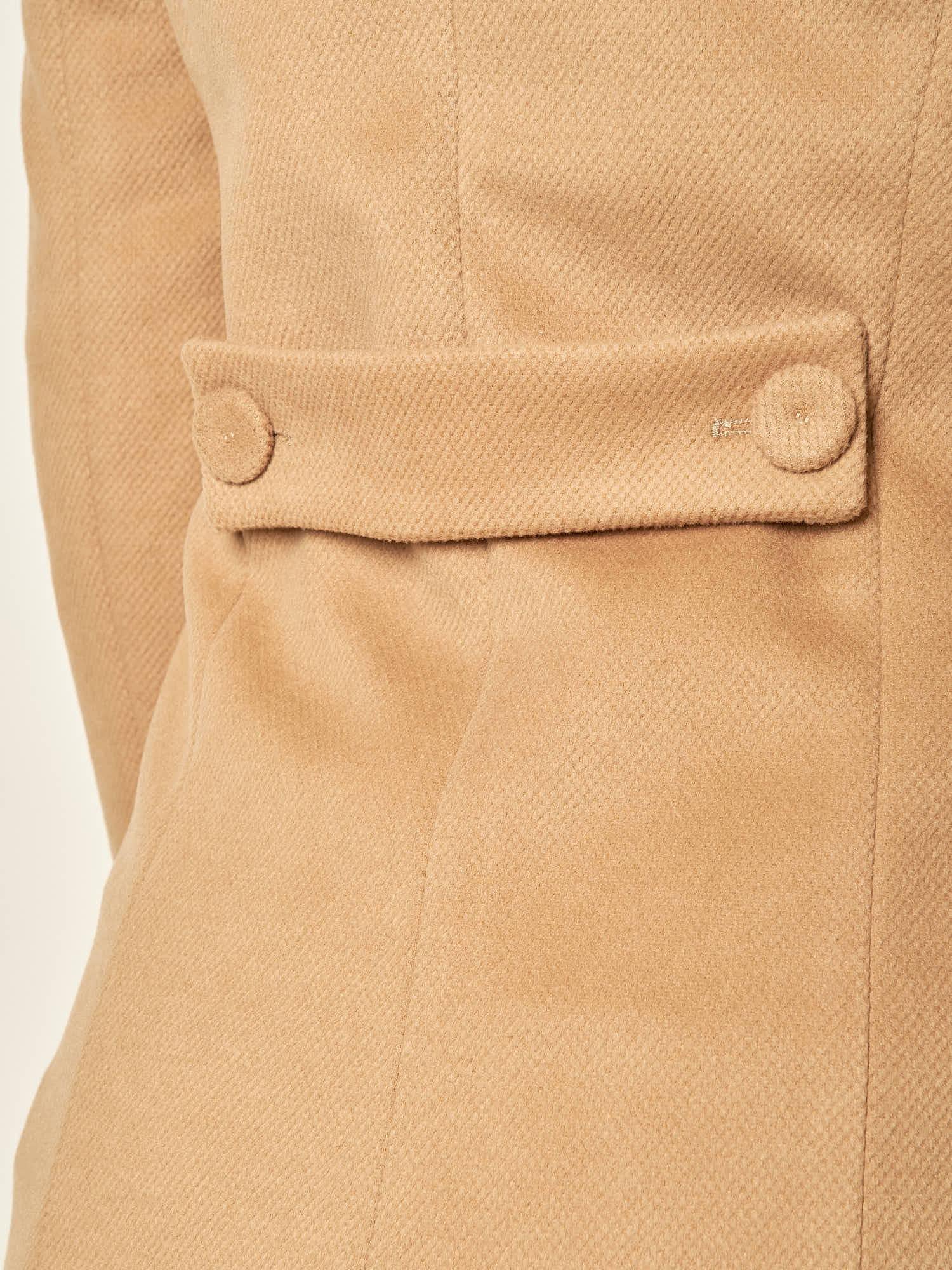 Cappotto donna monopetto ad un bottone. Tasche a filetto, petto a lancia e martingala sul retro. CP003470 CAMMELLO ARTIGLI 