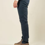 Pantalone Uomo Invernale in Tessuto Operato Elasticizzato. Eleganza e Comfort per la Stagione Fredda. M49444 BLU GUY 