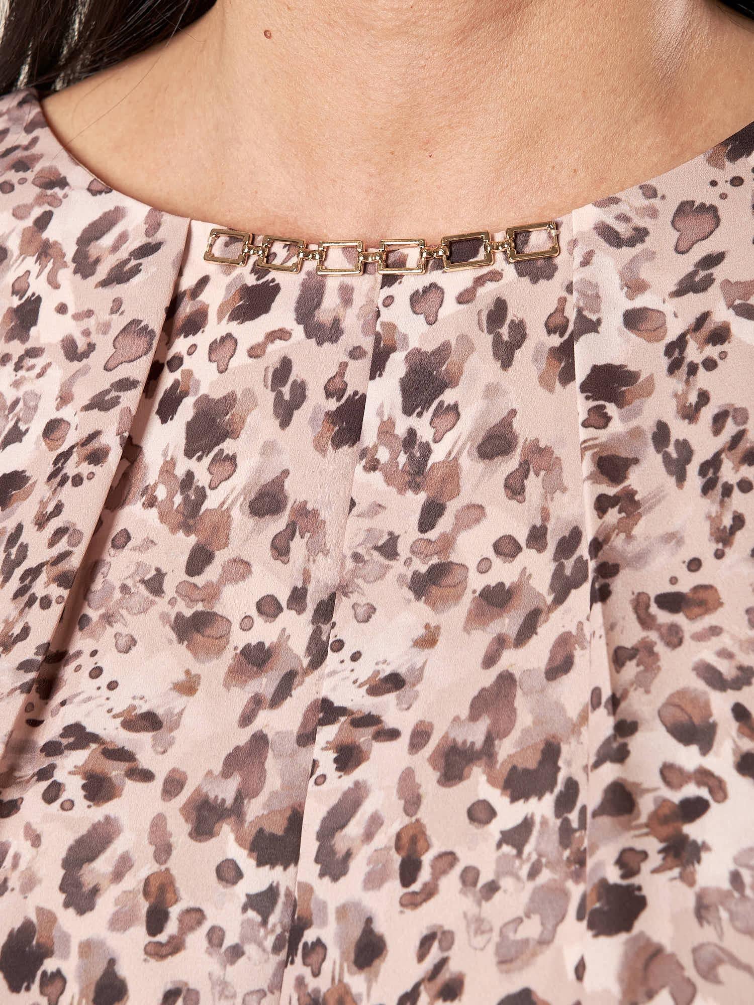 Blusa Donna Curvy Girocollo  Fantasia Animalier con Dettaglio Collana e Pience Comfort. F708YBFSAMU NERO Lizalù 