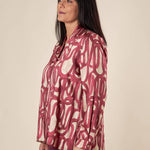 Blusa Donna Curvy fantasia con scollo a V e dettaglio sovrapposto. F876YBFVIRGIE AMARONE Lizalù 