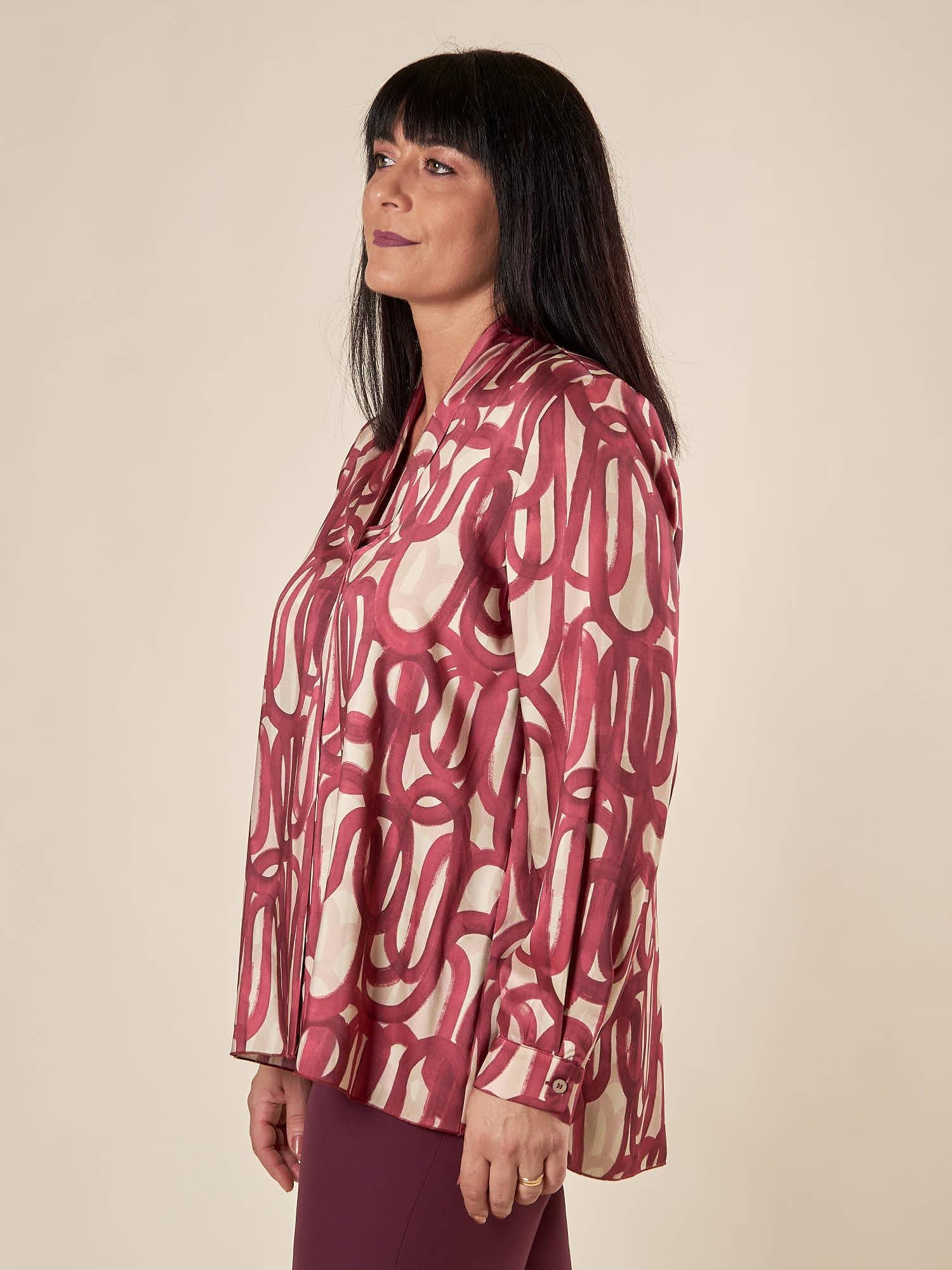 Blusa Donna Curvy fantasia con scollo a V e dettaglio sovrapposto. F876YBFVIRGIE AMARONE Lizalù 