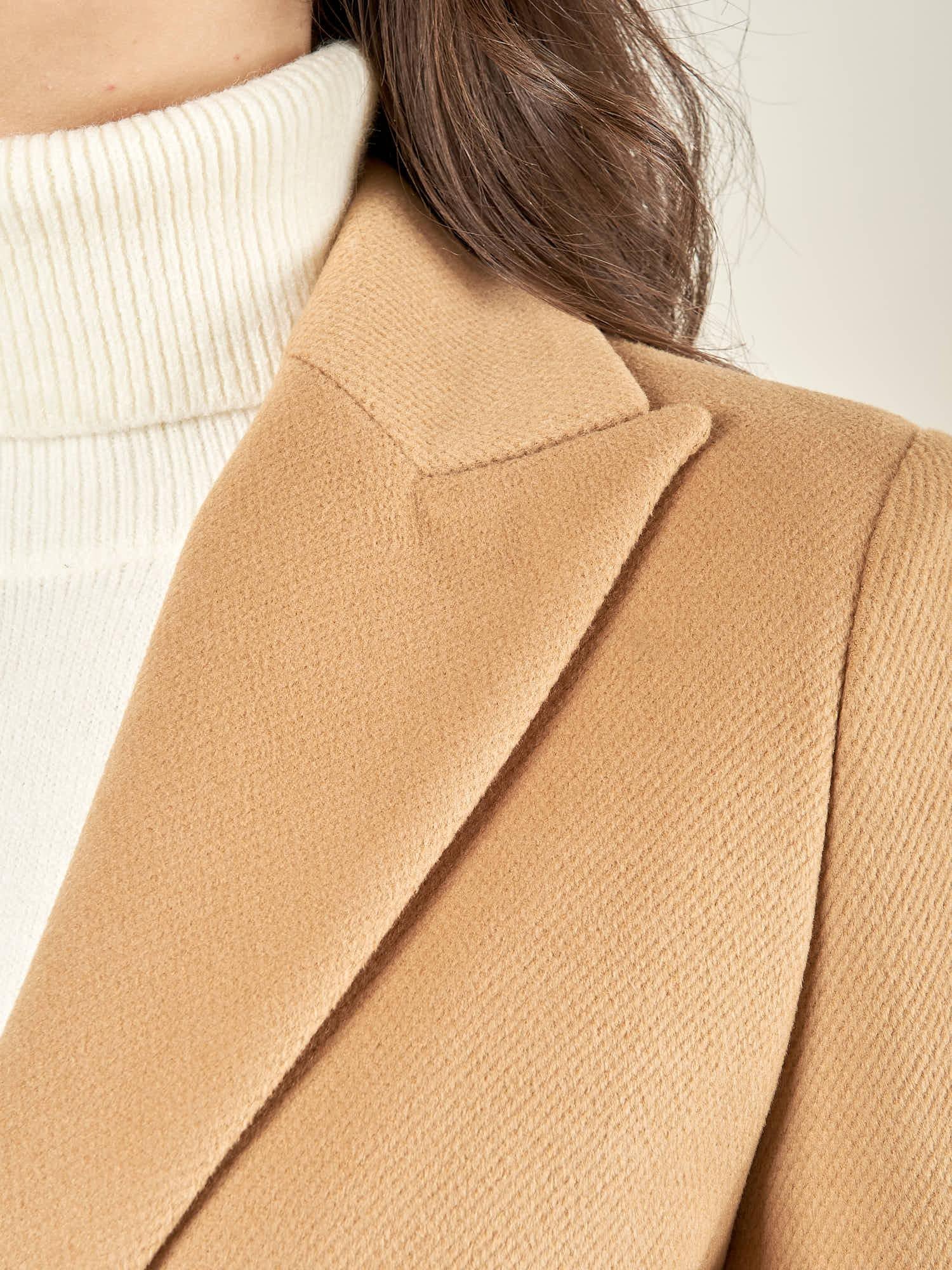 Cappotto donna monopetto ad un bottone. Tasche a filetto, petto a lancia e martingala sul retro. CP003470 CAMMELLO ARTIGLI 
