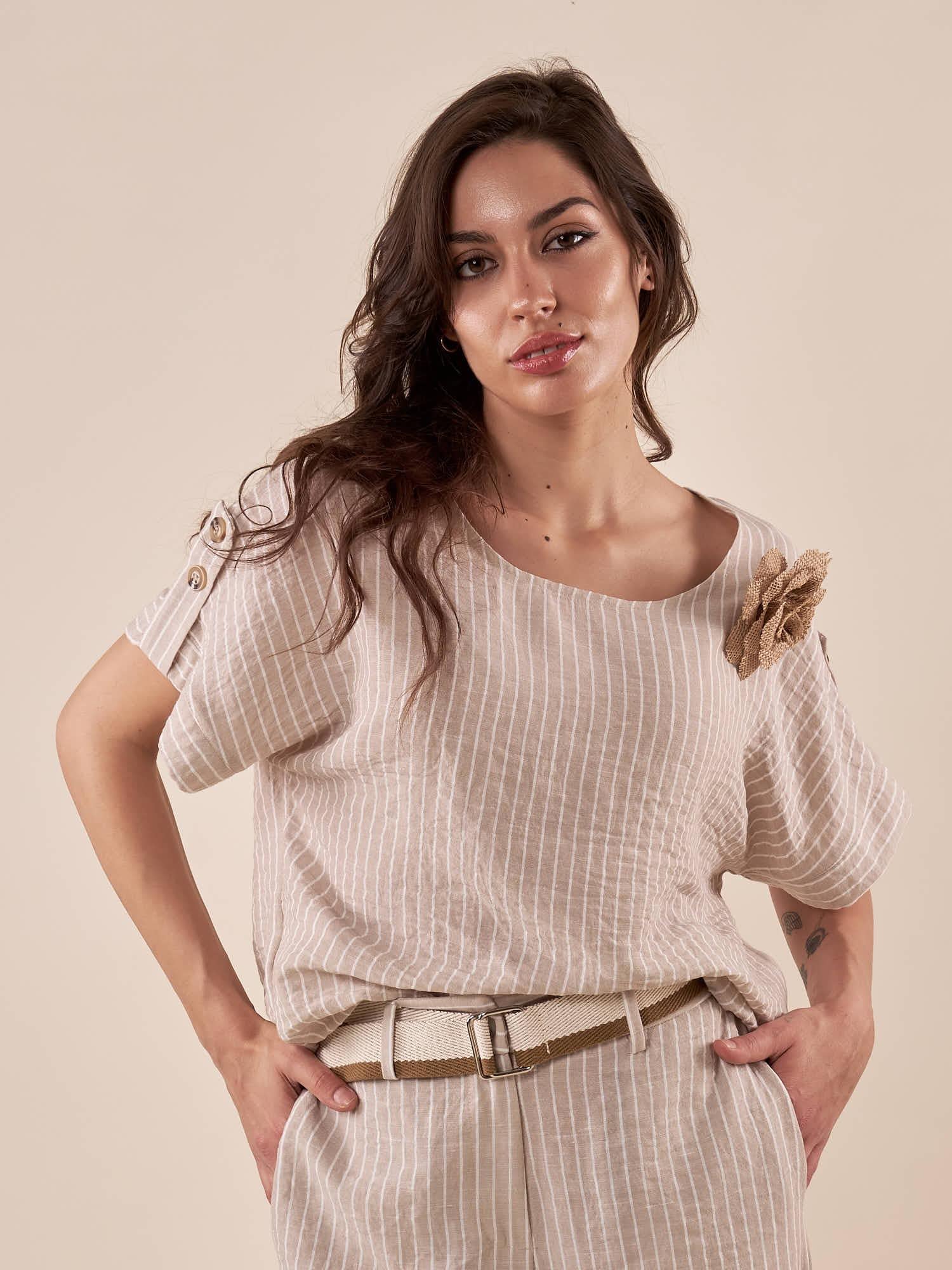 Maglia Donna a righe con maniche corte e bottoni decorativi e spilla. PG357M/EC BEIGE EXTASY 