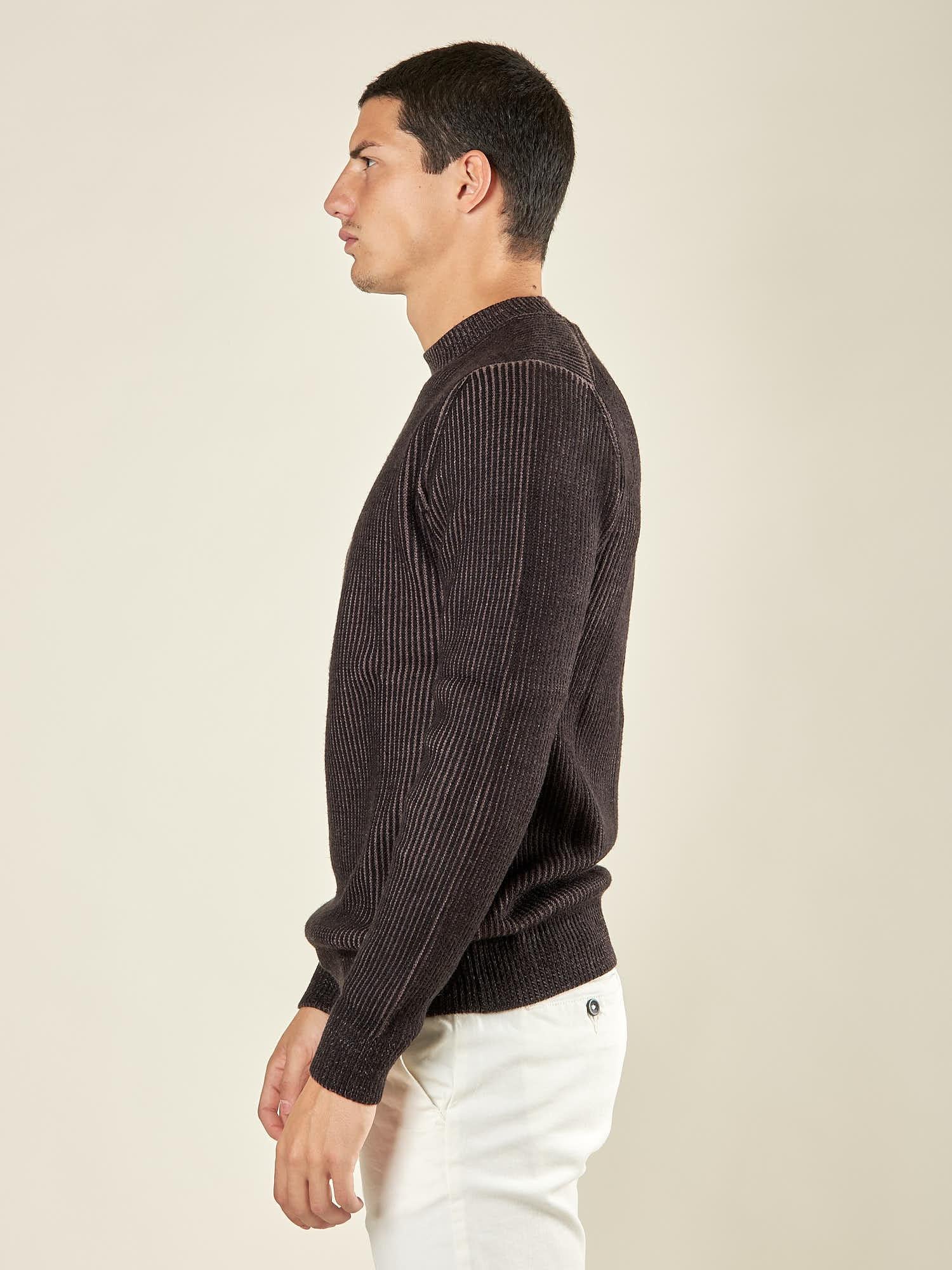 Maglia Uomo Invernale in Morbido Tessuto con Mezzo Collo Rigato. Eleganza e Comfort in un Solo Capo. DM9572 NERO DATCH 