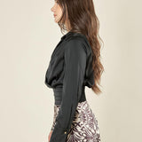 Blusa donna in raso ad incrocio. Collo a camicia e bustino con pieghe sovrapposte. BL003346 NERO ARTIGLI 