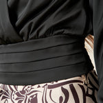 Blusa donna in raso ad incrocio. Collo a camicia e bustino con pieghe sovrapposte. BL003346 NERO ARTIGLI 