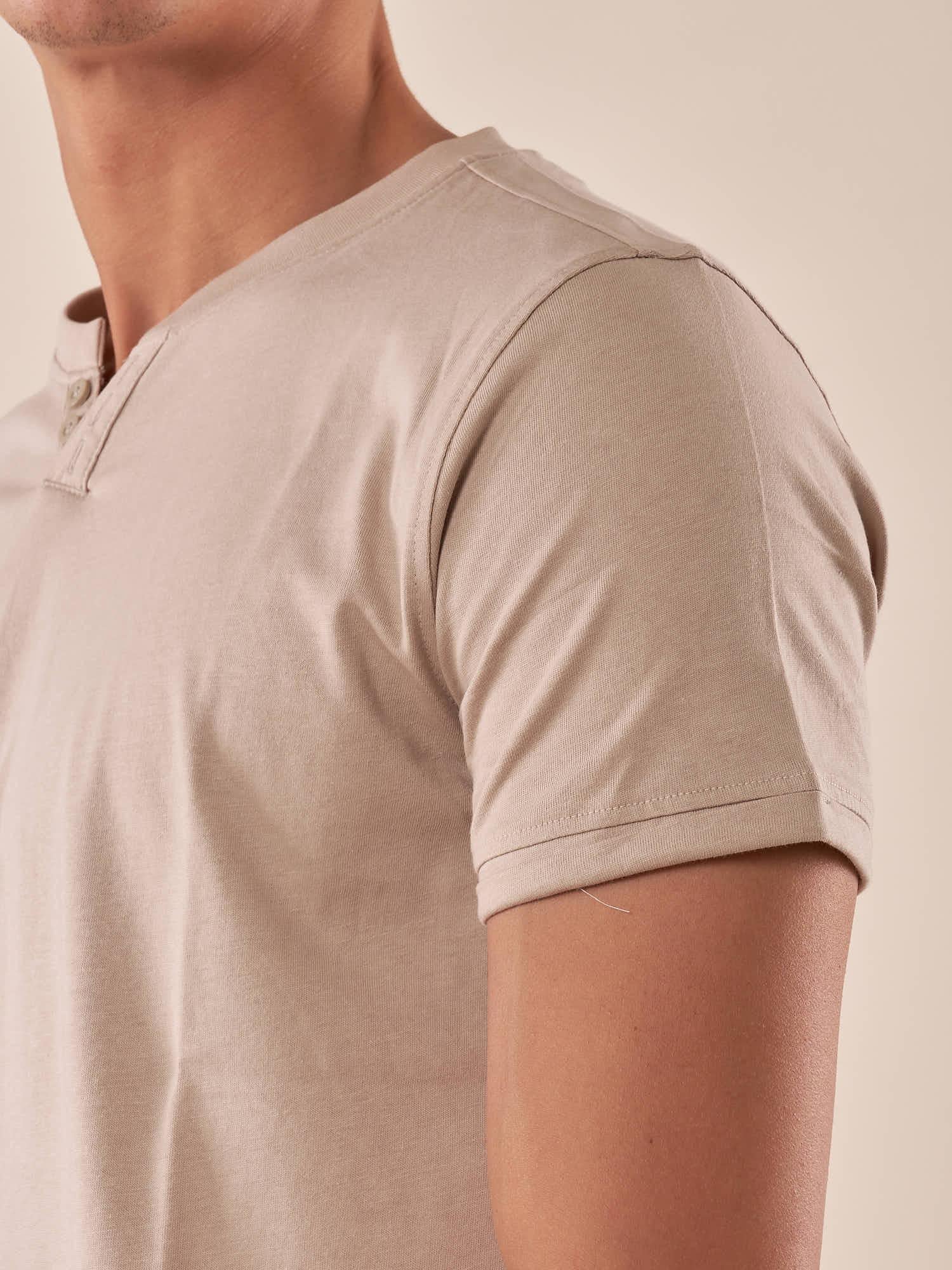T-shirt Uomo in cotone 100% con colletto serafino. BAM5455 DESERT STONE BACI & ABBRACCI 