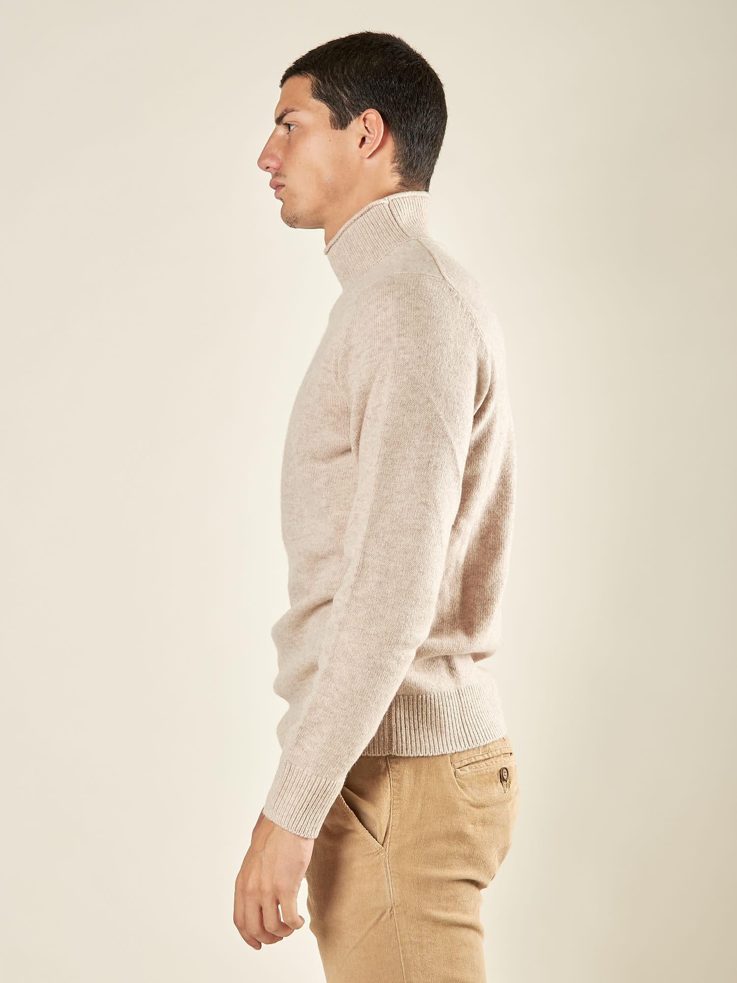 Maglia Uomo Collo Lupetto in Misto Lana. Comfort Termico e Stile Minimal. CON415225 AVENA CONSENSO 