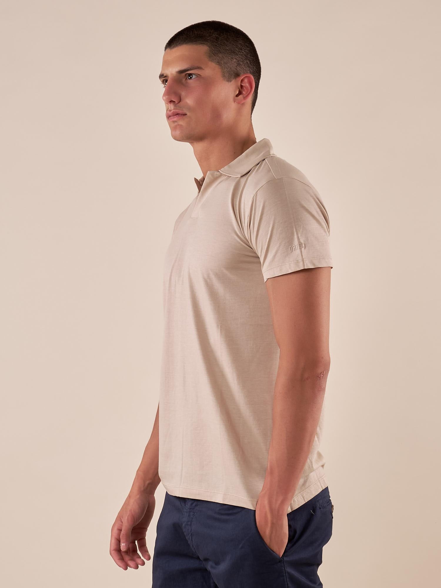 Polo da uomo manica corta in cotone mercerizzato con collo derby. DM9303 SABBIA DATCH 