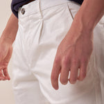 Pantalone modello chino in tessutocotone  raso saten con risvolto e pence. CON2518425 OFF WHITE CONSENSO 