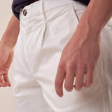Pantalone modello chino in tessutocotone  raso saten con risvolto e pence. CON2518425 OFF WHITE CONSENSO 