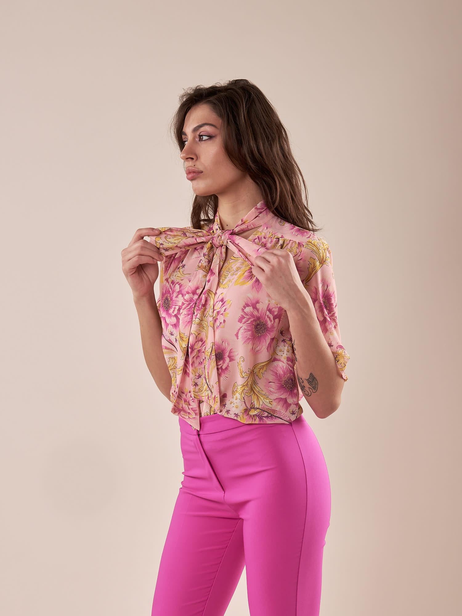 Camicia con fiocco manica corta fantasia floreale donna. CA000941 ROSA/GERAN ARTIGLI 