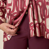 Blusa Donna Curvy fantasia con scollo a V e dettaglio sovrapposto. F876YBFVIRGIE AMARONE Lizalù 