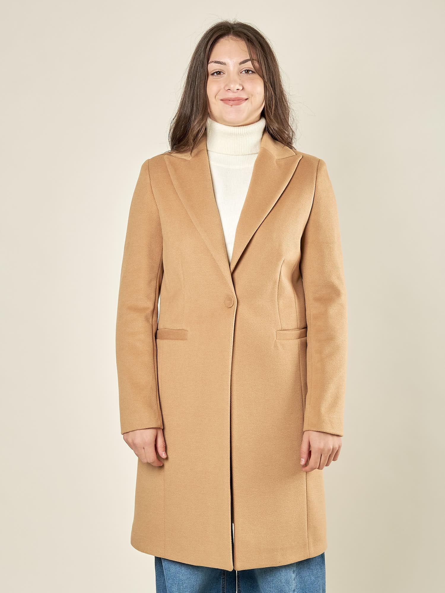 Cappotto donna monopetto ad un bottone. Tasche a filetto, petto a lancia e martingala sul retro. CP003470 CAMMELLO ARTIGLI 