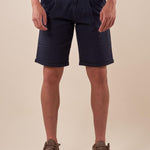 Bermuda Uomo in cotone elasticizzato con pince e risvolto tasca america. M48635 BLU GUY 
