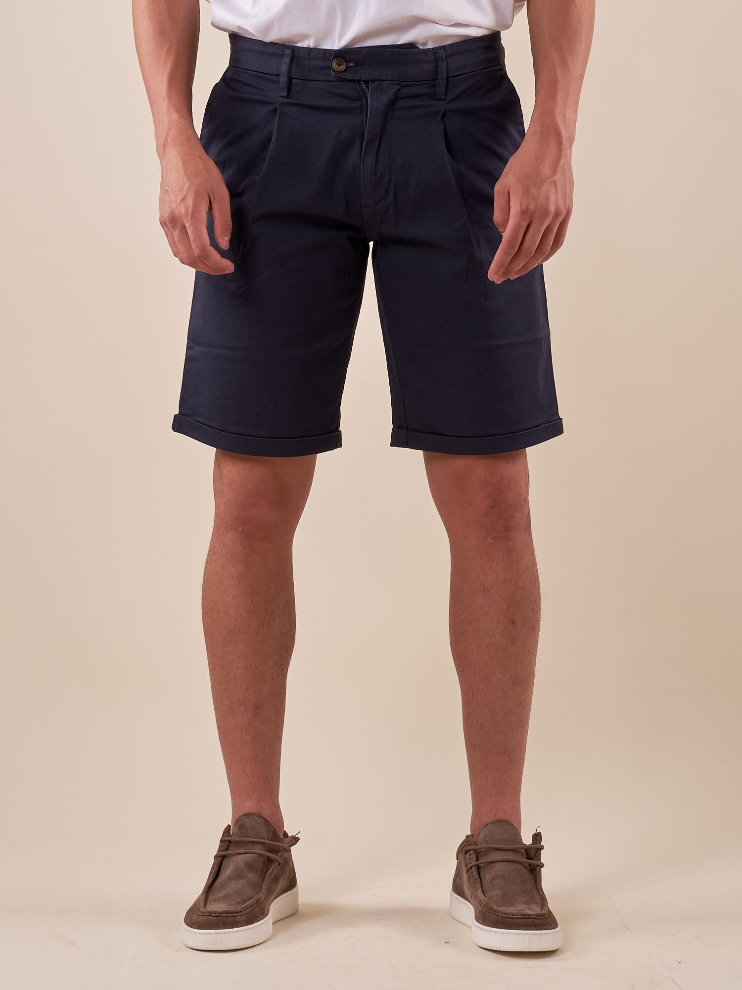 Bermuda Uomo in cotone elasticizzato con pince e risvolto tasca america. M48635 BLU GUY 