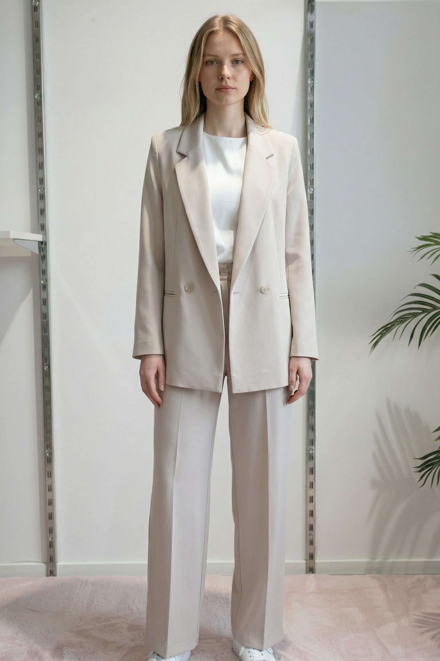 Pantalone da donna modello largo in tessuto crêpe con vita alta e mezzo elastico. DR5038/PANT BEIGE REver 