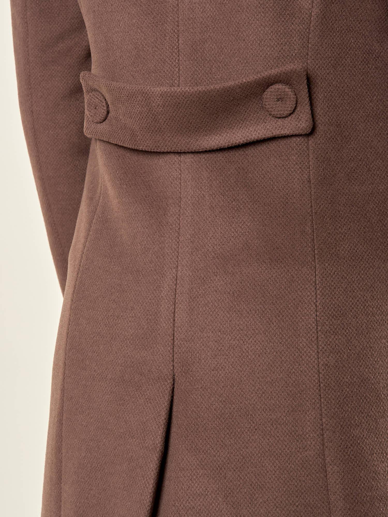 Cappotto donna monopetto ad un bottone. Tasche a filetto, petto a lancia e martingala sul retro. CP003470 CIOCCOLATO ARTIGLI 