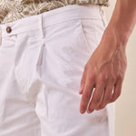 Bermuda Uomo in cotone elasticizzato con pince e risvolto tasca america. M48635 BIANCO GUY 