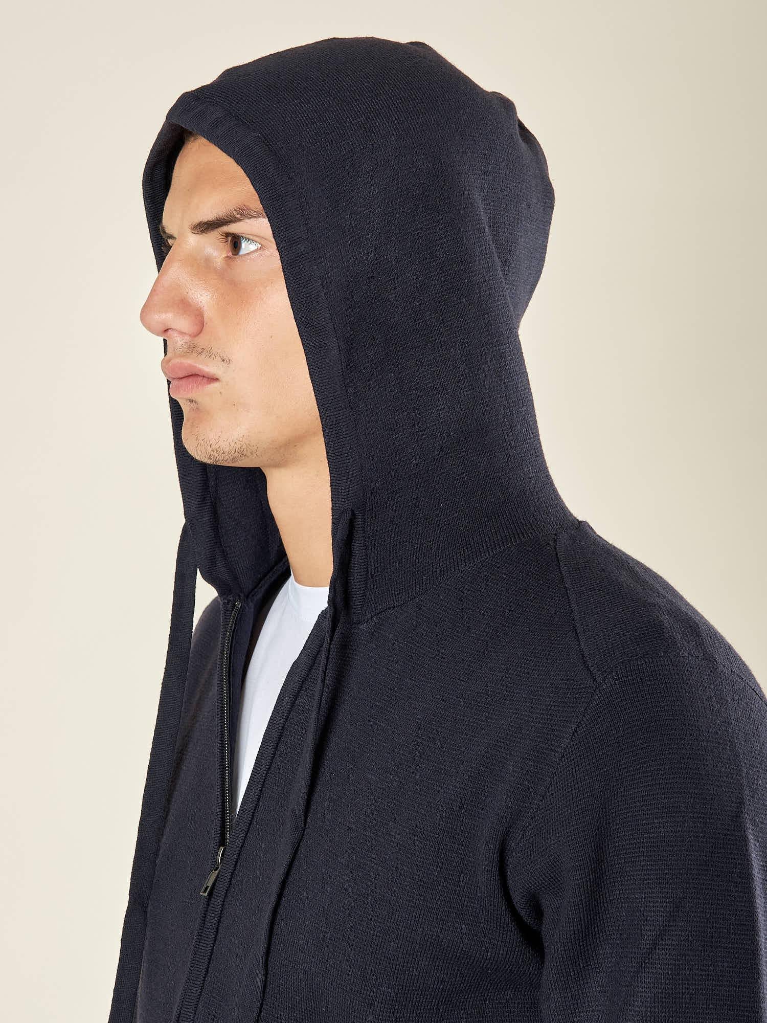 Maglia Uomo Invernale in Misto Viscosa con Zip e Cappuccio. Stile Sportivo ed Eleganza Casual. CON4051225 NAVY CONSENSO 