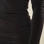 Abito donna corto a maniche lunghe in tessuto elasticizzato. Drappeggio sui lati e scollo quadrato. AB003156 NERO ARTIGLI 