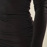Abito donna corto a maniche lunghe in tessuto elasticizzato. Drappeggio sui lati e scollo quadrato. AB003156 NERO ARTIGLI 