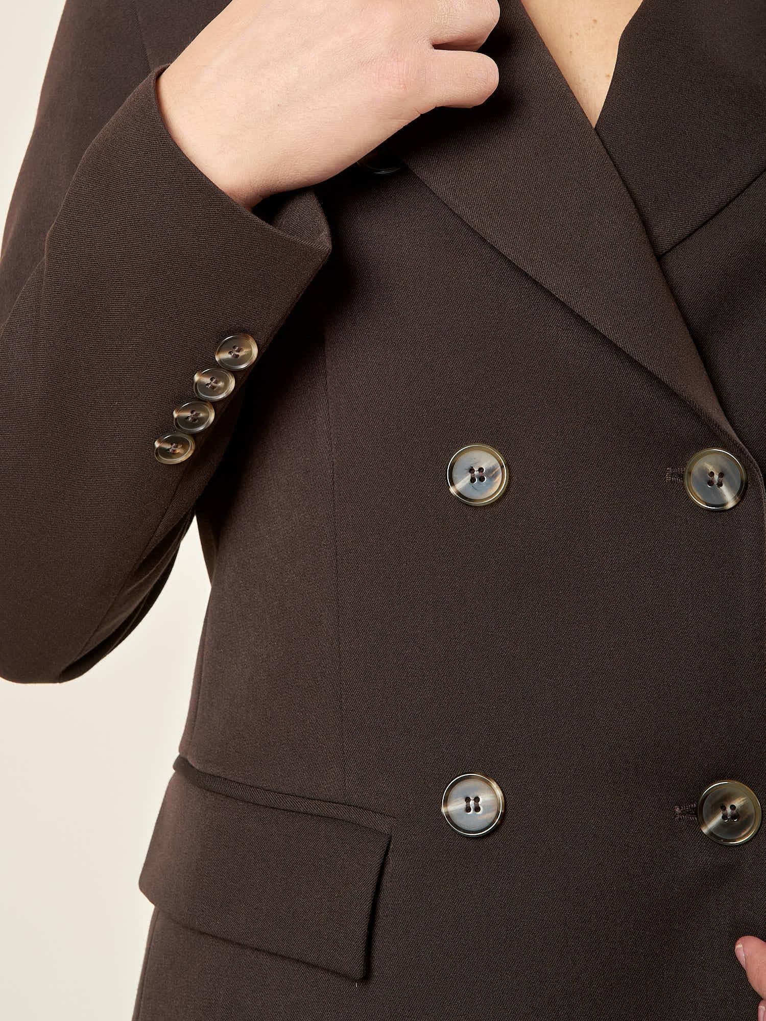 Giacca donna doppiopetto in tessuto manolana. Eleganza sartoriale e dettagli raffinati. GI003186 CACAO ARTIGLI 