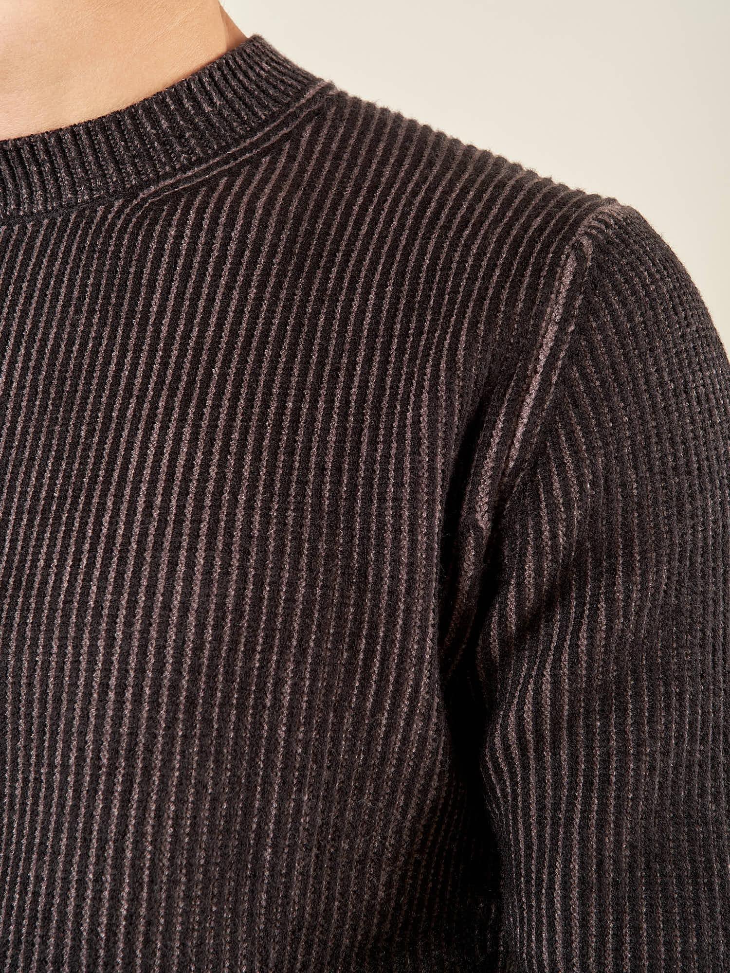 Maglia Uomo Invernale in Morbido Tessuto con Mezzo Collo Rigato. Eleganza e Comfort in un Solo Capo. DM9572 NERO DATCH 
