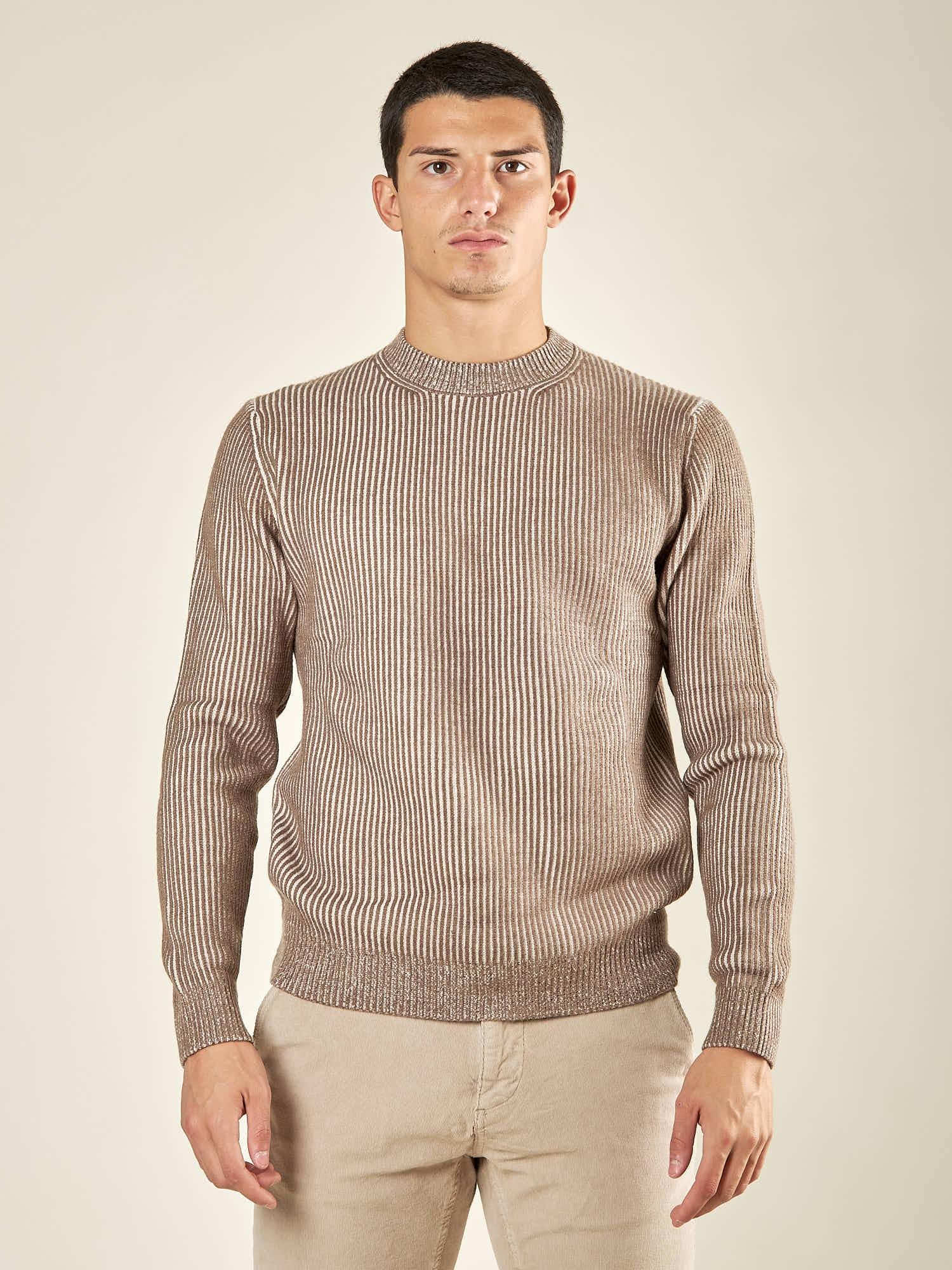 Maglia Uomo Invernale in Morbido Tessuto con Mezzo Collo Rigato. Eleganza e Comfort in un Solo Capo. DM9572 TORTORA DATCH 